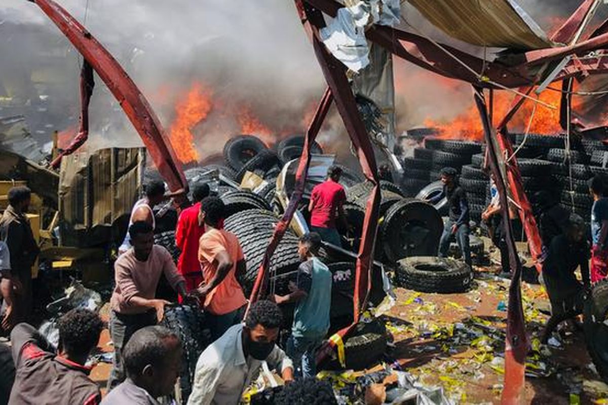 Penduduk ibu kota Tigray, Mekele, mengais reruntuhan setelah serangan udara pada 20 Oktober oleh pasukan pemerintah Ethiopia, yang mengeklaim menargetkan fasilitas manufaktur senjata yang dioperasikan oleh Front Pembebasan Rakyat Tigray (TPLF), yang kemudian dibantah oleh pasukan pemberontak Tigray. Baru-baru ini, pada Selasa (30/8/2022), ibu kota wilayah Tigray dilaporkan telah dihantam dengan bom dan kenai rumah sakit