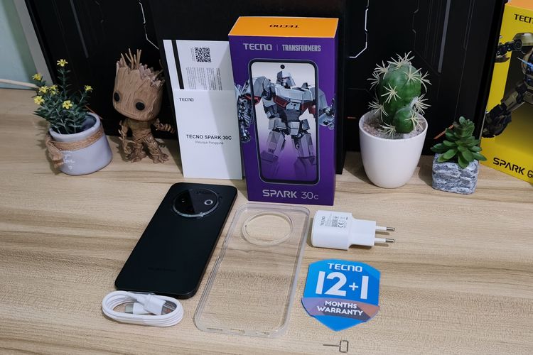 Di dalam kotak pengguna akan mendapatkan unit ponsel, kabel data USB-A ke USB-C, adapter 10 watt, SIM ejector, buku panduan, kartu garansi, dan softcase transparan untuk melindungi ponsel dari berbagai benturan.