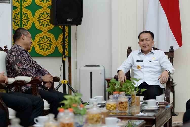 Pj Gubernur Sumatera Utara (Sumut) Agus Fatoni menerima audiensi Tim Direktorat Koordinasi dan Supervisi Wilayah I KPK RI di Rumah Dinas Gubernur Sumut Jalan Jenderal Sudirman Medan, Rabu (31/7). Pertemuan tersebut membahas mengenai Koordinasi Pemberantasan korupsi di Provinsi Sumut dan rangkaian acara di Provinsi terkait Monitoring Evaluasi Perijinan, Pengadaan Barang dan Jasa, dan Penganggaran Kabupaten/Kota.
