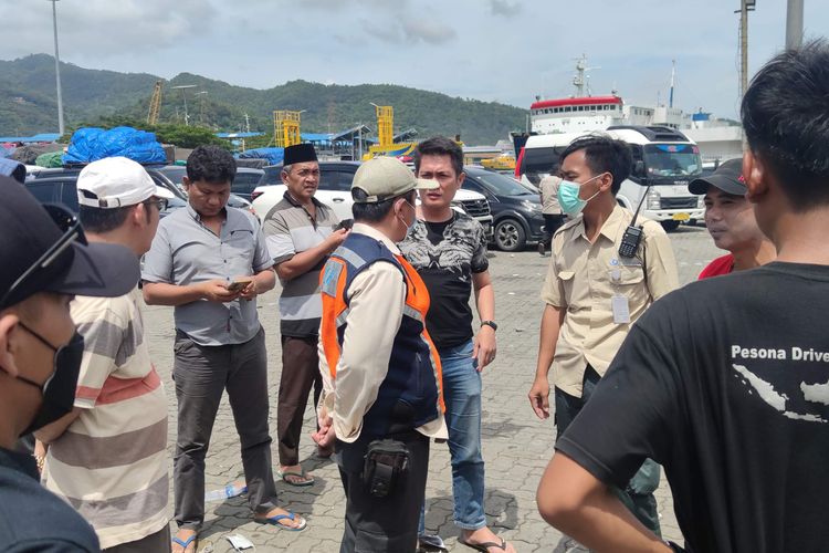 Sejumlah pemudik menyamapikan protes ke petugas karena lamanya antrean masuk kapal di Dermaga 3 Pelabuhan Merak, Banten, Selasa (26/4/2022).