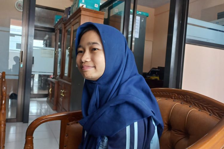Salsabila, siswi SMKN 8 Purworejo saat sedang menceritakan pengalamannya merawat 2 pamannya yang lumpuh ditemui di sekolahnya pada Kamis (23/11/2023).