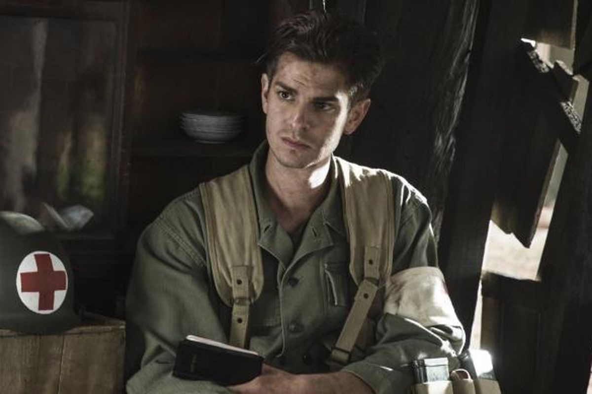 Andrew Garfield berperan sebagai Desmond Doss dalam film karya Mel Gibson, Hacksaw Ridge.