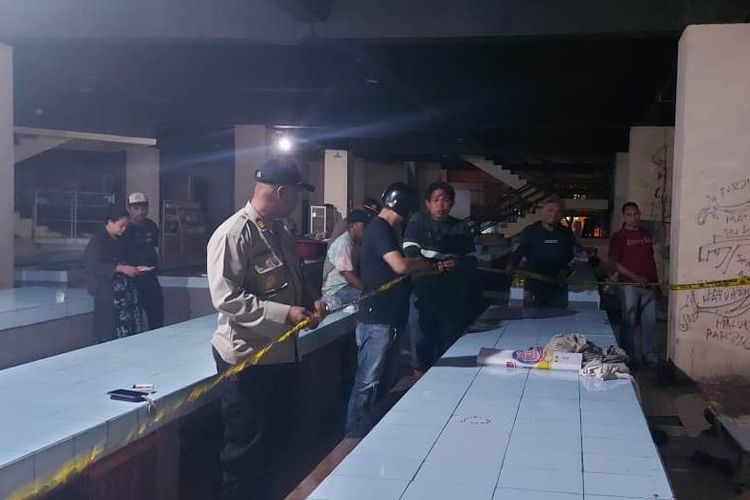 Sesosok mayat pria tanpa identitas ditemukan tewas di lantai dua Pasar Gotong Royong, Kota Ambon, Maluku, Minggu (26/2/2023)