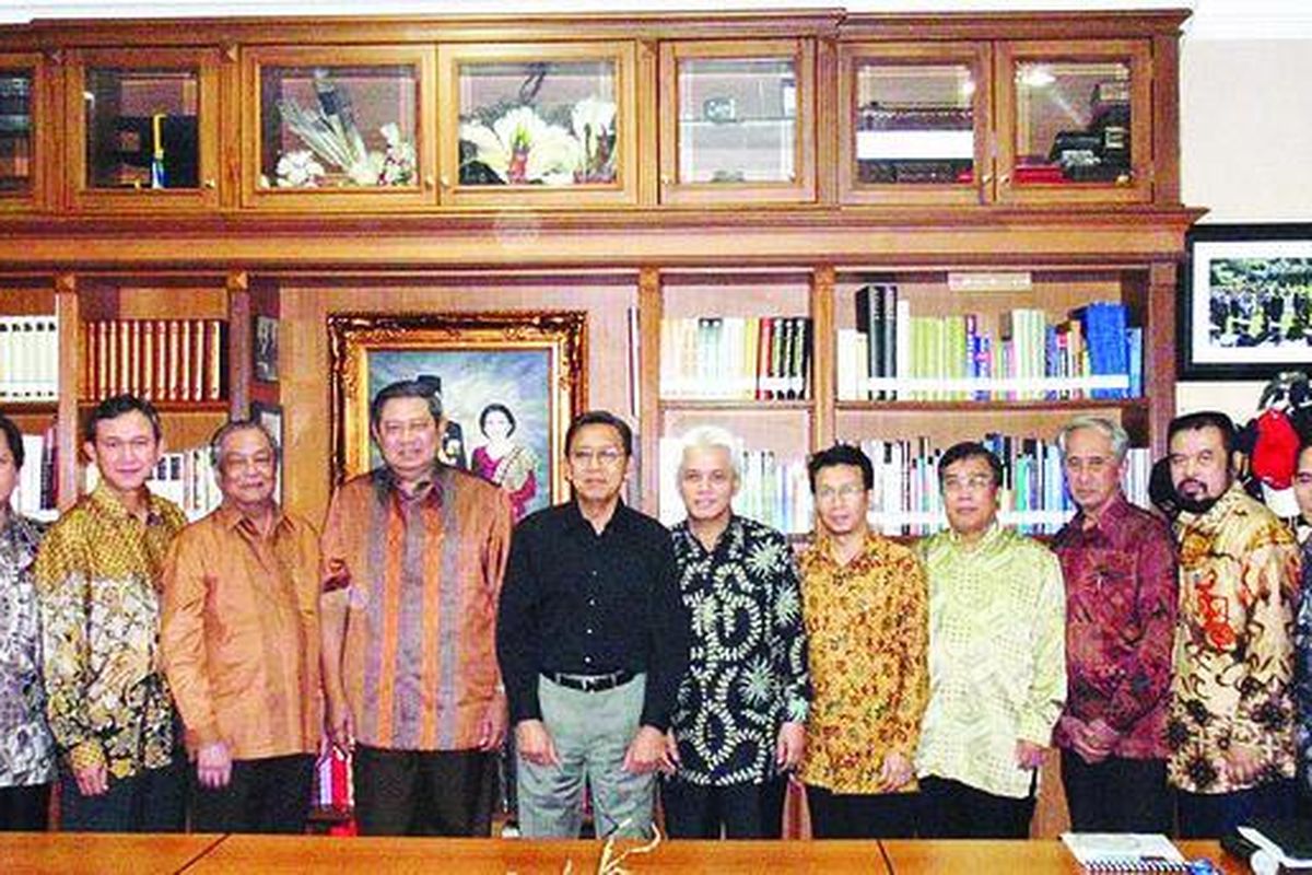 Rapat Inovasi dipimpin langsung oleh Presiden Susilo Bambang Yudhoyono serta dihadiri wakil presiden terpilih Boediono dan Menteri Sekretaris Negara Hatta Rajasa berlangsung Sabtu (12/9) malam di kediaman Presiden di Puri Cikeas. Rektor Universitas Al-Azhar Prof Zuhal (kiri) menyampaikan paparan.