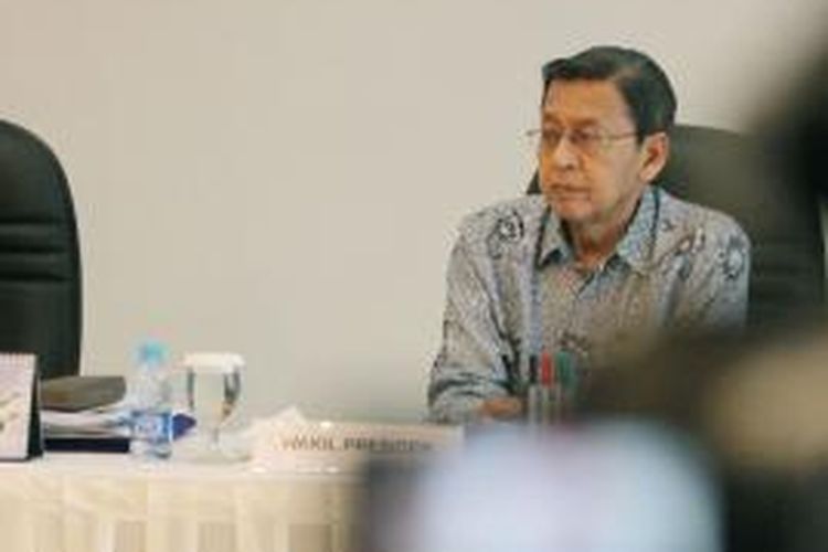 Wakil Presiden Boediono mendampingi Presiden Susilo Bambang Yudhoyono (tidak tampak) memimpin rapat terbatas terkait harga gas elpiji di Pangkalan TNI Angkatan Udara Halim Perdanakusuma, Jakarta Timur, Minggu (5/1/2014).