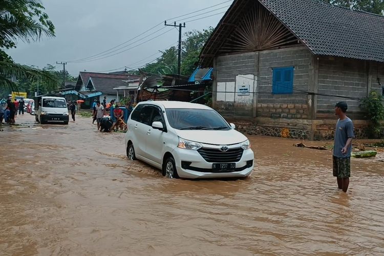 Kondisi banjir di Dusun Krajan Tengah, Desa Sitiarjo, Kecamatan Sumbermanjing Wetan, Senin (17/10/2022).