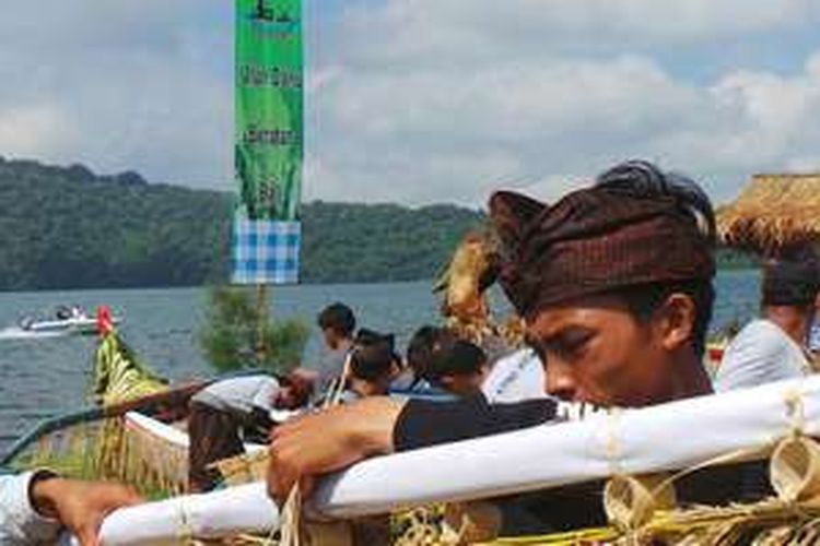 Sekaa teruna sedang mengikuti lomba membuat penjor di area DTW Ulun Danu Beratan, di Desa Candikuning, Kecamatan Baturiti, Kabupaten Tabanan, Bali, Jumat (3/6/2016).