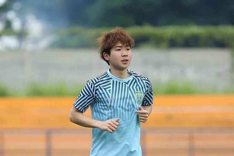 Gelandang asal Jepang, Shunsuke Nakamura rekrutan baru Persela Lamongan saat mengikuti latihan pertama di Stadion Gelora Joko Samudro Gresik, Jawa Timur, Selasa (28/01/2020) sore.