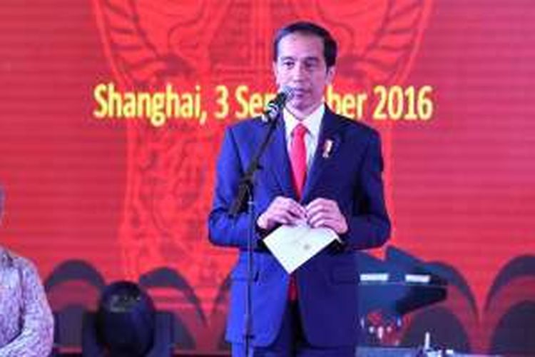 Presiden Jokowi saat berdialog dengan masyarakat Indonesia di Golden Hall Shanghai Mart, China, Sabtu (3/9/2016).