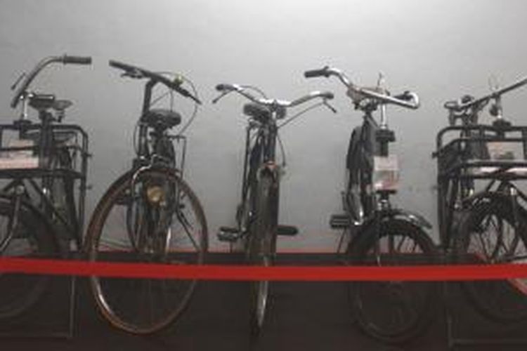 Sepeda Ontel yang digunakan oleh tukang pos merupakan koleksi Museum Pos Indonesia, Bandung, Jawa Barat.