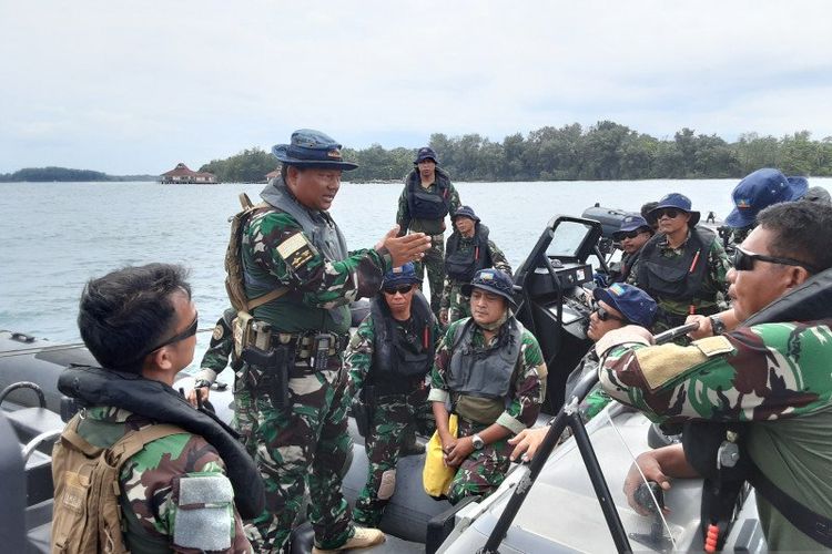 Dansatgas Kopaska Johan Wahyudi (dua kiri) memberikan arahan kepada seluruh personel sebelum operasi pengamanan laut dilakukan di Pulau Sebaru, Kepulauan Seribu, Jumat (28/2/2020) 
