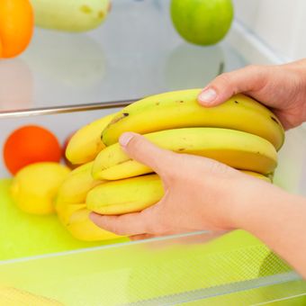 Ilustrasi menyimpan pisang di kulkas.