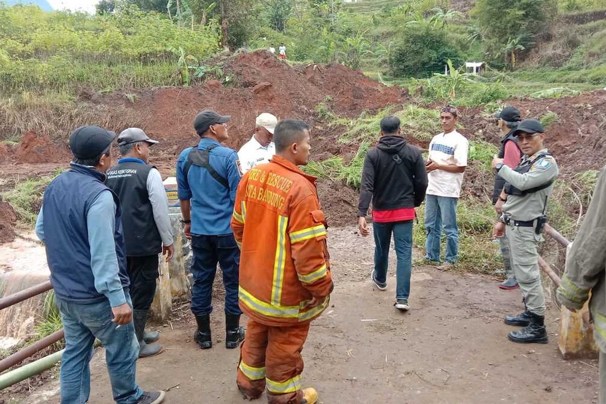 Sejumlah petugas Diskar PB Kota Bandung meninjau lokasi longsor di Kelurahan Pasanggrahan, Kecamatan Ujungberung, Kota Bandung, Jawa Barat akibatkan akses penghubung RW 9 dan 10 terputus, Rabu (11/9/2024).