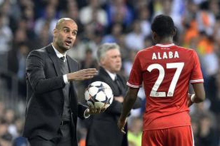 Pelatih Bayern Muenchen, Pep Guardiola (kiri), memberikan instruksi kepada pemain Bayern asal Austria, David Alaba, dalam laga leg pertama semifinal Liga Champions di Santiago Bernabeu, Rabu (23/4/2014). Muenchen kalah 0-1.