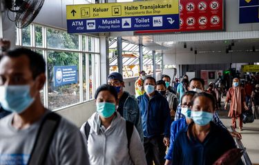 Penumpang KRL (Kereta Rel Listrik) memasuki Stasiun Tanah Abang, Jakarta Pusat, Senin (21/6/2021). PT KAI Commuter melakukan tes acak kepada penumpang KRL dari tanggal 21-27 Juni 2021 guna mencegah penyebaran wabah Covid-19.