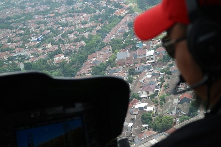 Pemandangan dari dalam Helicity saat berada di ketinggian 7000 kaki di atas area BSD Tangerang Selatan, Selasa (31/12/2019).