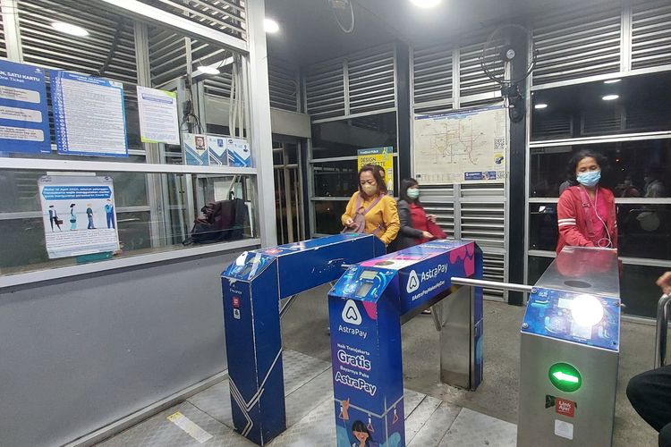 Penumpang Transjakarta melakukan tap out kartu tanpa kendala di Halte Slipi Petamburan, di Tanah Abang, Jakarta Pusat, Senin (17/10/2022). 