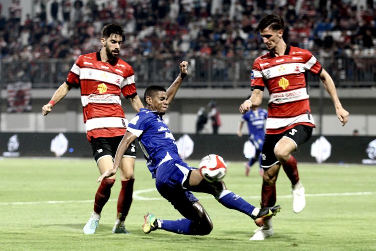 Pemain Persib Bandung Uilliam Barros Pereira dijaga dua pemain Madura United pada pekan ke-14 Super League 2025-2026 yang berakhir dengan skor 1-4 di Stadion Gelora Ratu Pamelingan Pamekasan, Jawa Timur, Minggu (30/11/2025) malam.