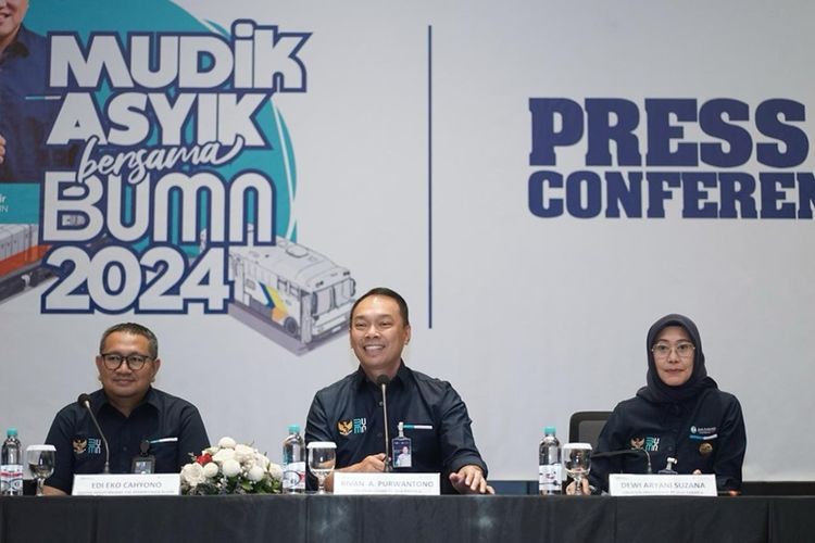 Direktur Utama Jasa Raharja Rivan A Purwantono (tengah) saat acara konferensi pers.