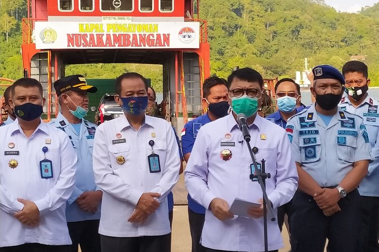 Dirjen PAS Kemenkumham, Irjen Reynhard Silitonga, menggelar konferensi pers di Dermaga Wijayapura, Kabupaten Cilacap, Jawa Tengah, Sabtu (18/7/2020).