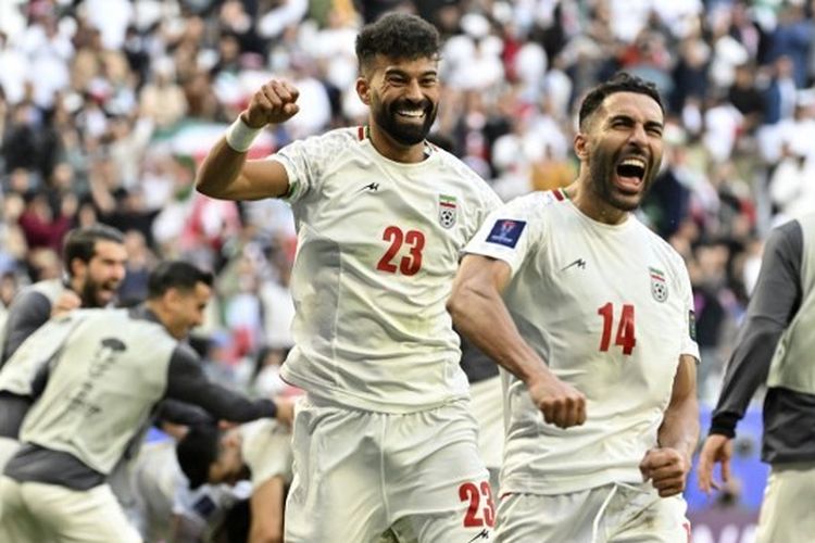 Para pemain Iran berselebrasi seusai mencetak gol kedua dalam perempat final Piala Asia 2023 antara Iran vs Jepang di Stadion Education City pada 3 Februari 2024. Artikel ini berisi siaran langsung dan link live streaming Iran vs Qatar.