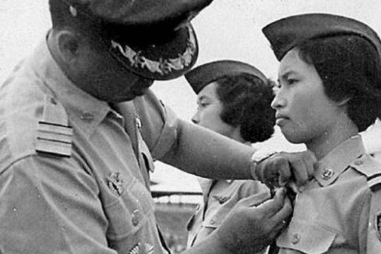 Lulu Lugiyati (kanan) dan Herdini (tengah) dilantik menjadi penerbang perempuan pertama di TNI AU oleh Komandan Wing saat itu. Hanya dua dari tiga calon penerbang perempuan yang lulus di masa itu dan selanjutnya bertugas sebagai penerbang solo dengan pesawat ringan Piper Cub. 