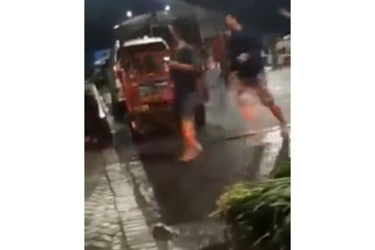 Sebuah video yang memperlihatkan sekelompok pemuda di jembatan dekat Pasar Keputran, Surabaya, sedang tawuran dengan membawa senjata tajam viral di media sosial.