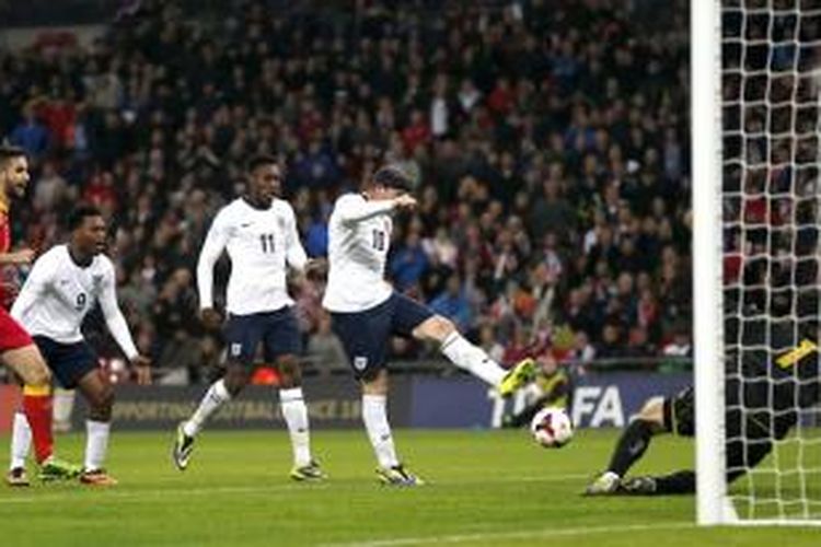 Penyerang Inggris, Wayne Rooney, saat mencetak gol pertama timnya ke gawang Montenegro pada lanjutan kualifikasi Grup H Piala Dunia 2014 di Stadion Wembley, Jumat atau Sabtu (12/10/2013) dini hari WIB. Inggris menang 4-1 pada laga tersebut. 