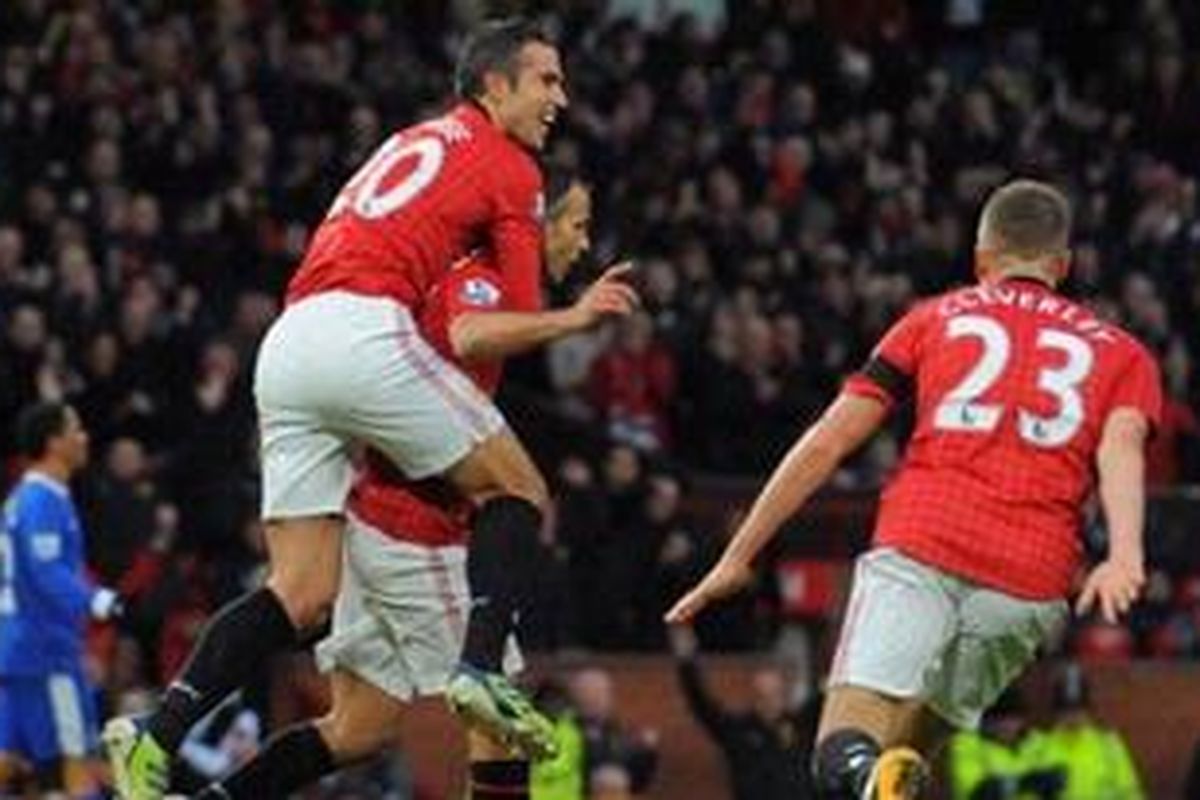 Para pemain Manchester United, Robin van Persie (kiri), Ryan Giggs (tengah), dan Tom Cleverley (kanan), merayakan gol yang dicetak Giggs ke gawang Everton di Stadion Old Trafford, Manchester, Minggu (10/2/2013).