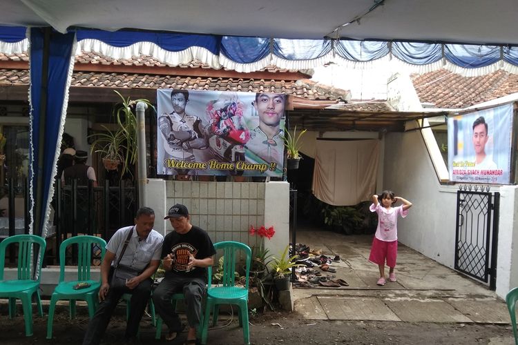 Rumah duka pembalap asal Indonesia Afridza Munandar yang meninggal di Sepang Malaysia terus didatangi para pelayat di Perum Tamansari Indah  Kota Tasikmalaya, Senin (4/11/2019).