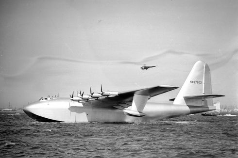 2 November 1947, Pesawat Kayu Raksasa 