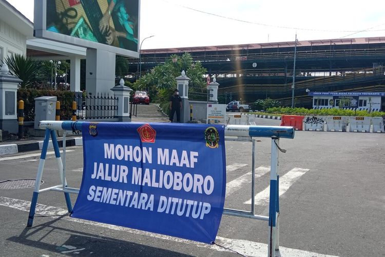 Suasana Malioboro terlihat sepi, penyekatan dilakukan oleh Pemkot Yogyakarta untuk mencegah warga nongkrong di sekitaran Malioboro, Senin (5/7/2021)