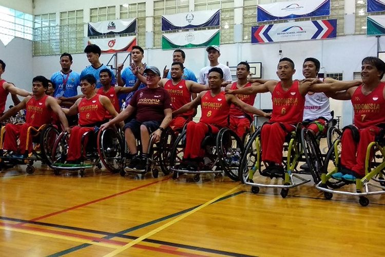 Tim nasional basket kursi roda Indonesia berfoto sesuai menjalani laga uji coba melawan Thailand, di British Jakarta School (BSJ), Tangerang Selatan, Senin (25/6/2018).