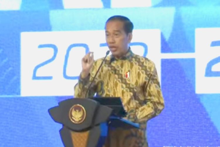 Presiden Joko Widodo saat memberikan materi usai pengukuhan pengurus Asosiasi Pengusaha Indonesia (Apindo) periode 2023-2028 yang digelar di Hotel Kempinski, Jakarta Pusat, Senin (31/7/2023).