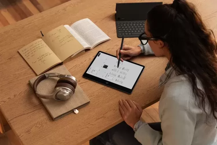 Note A1 NXTPAPER merupakan tablet yang dirancang khusus untuk membaca dan menulis. Perangkat ini mendukung penggunaan stylus (pena digital) T-Pen Pro berlatensi rendah kurang dari 5 milidetik.