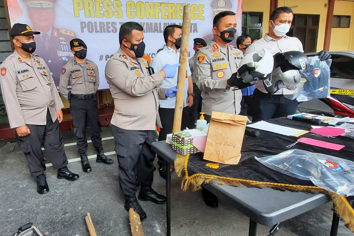 Kepala Polresta Tasikmalaya AKBP Aszhari Kurniawan menunjukkan barang bukti kasus kekerasan terhadap pelajar di Jalan Raya Tamansari, Kota Tasikmalaya, Jawa Barat, Rabu (12/1/2022).