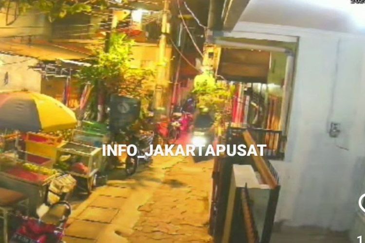 Tangkapan layar video rekaman CCTV saat dua maling hendak curi motor warga di Sawah Besar, Jakarta Pusat, Jumat (12/5/2023) dini hari. (Sumber: IG @info_jakartapusat)