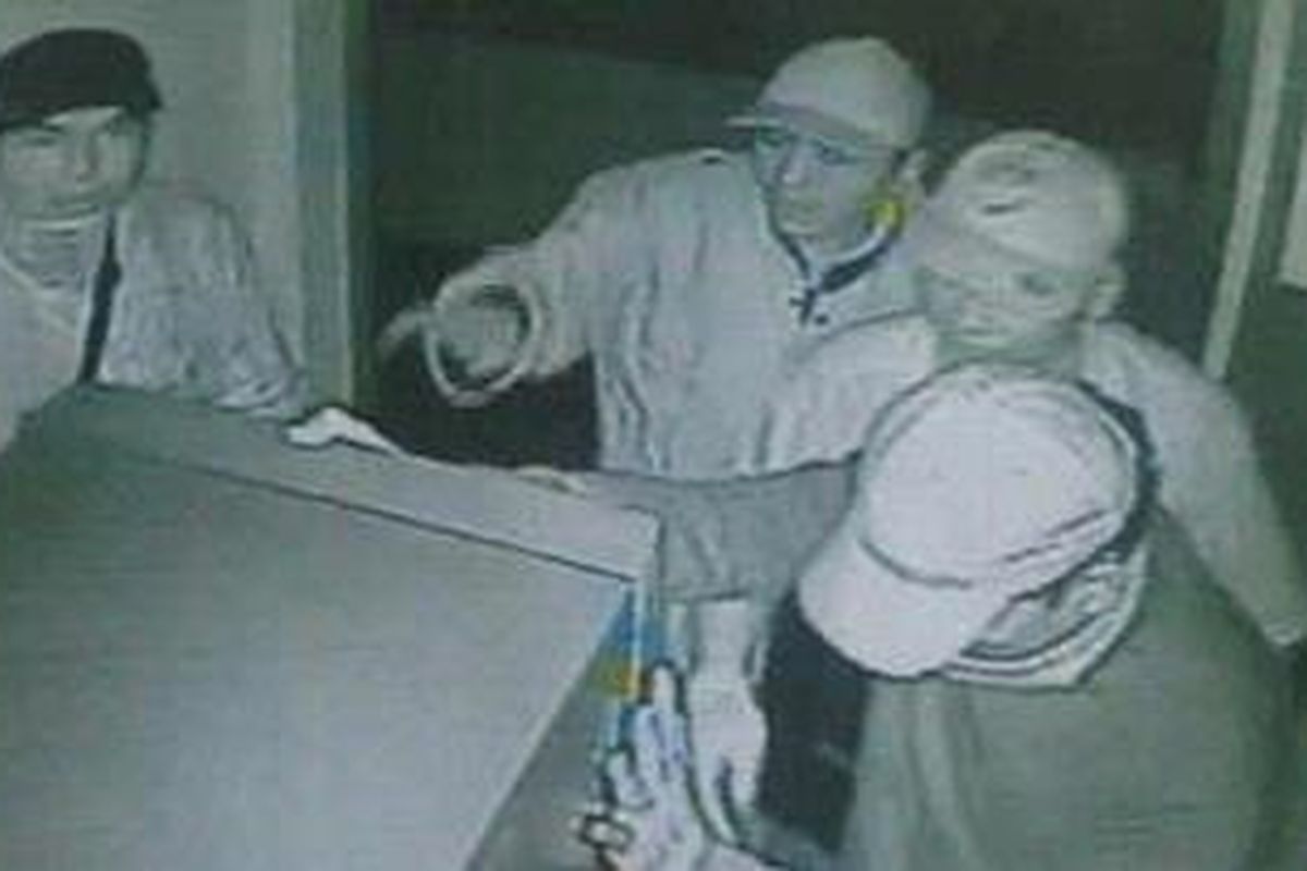 TEREKAM - Aksi para perampok ATM di kampus Universitas Bung Hatta, Padang, Sabtu (25/9/2010), terekam CCTV di bilik ATM Bank Nagari.