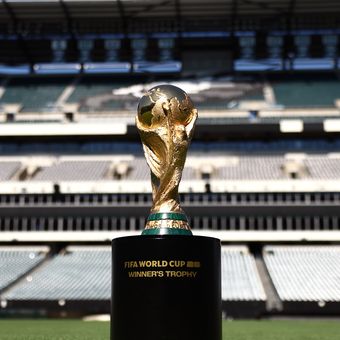 Trofi Piala Dunia FIFA dipamerkan di Philadelphia, Pennsylvania, pada 2 Juli 2024.