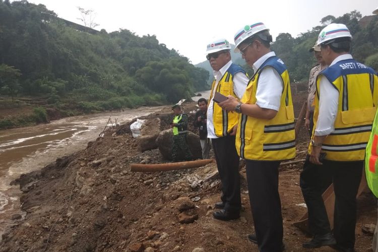 Menteri PUPR saat meninjau proyek Terowongan Nanjung di Desa Nanjung, Kecamatan Margaasih, Kabupaten Bandung, Selasa (19/2/2019).