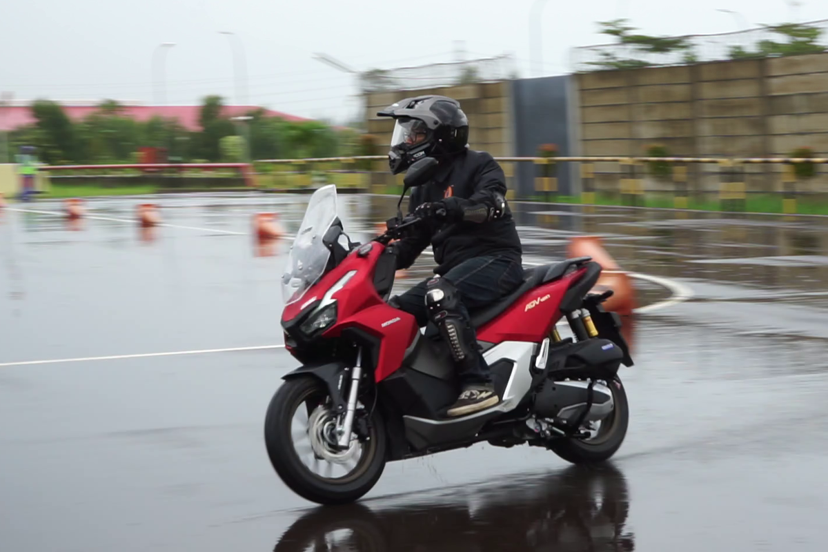 Test ride Honda ADV 160 di fasilitas safety riding AHM di Cikarang, Jawa Barat.