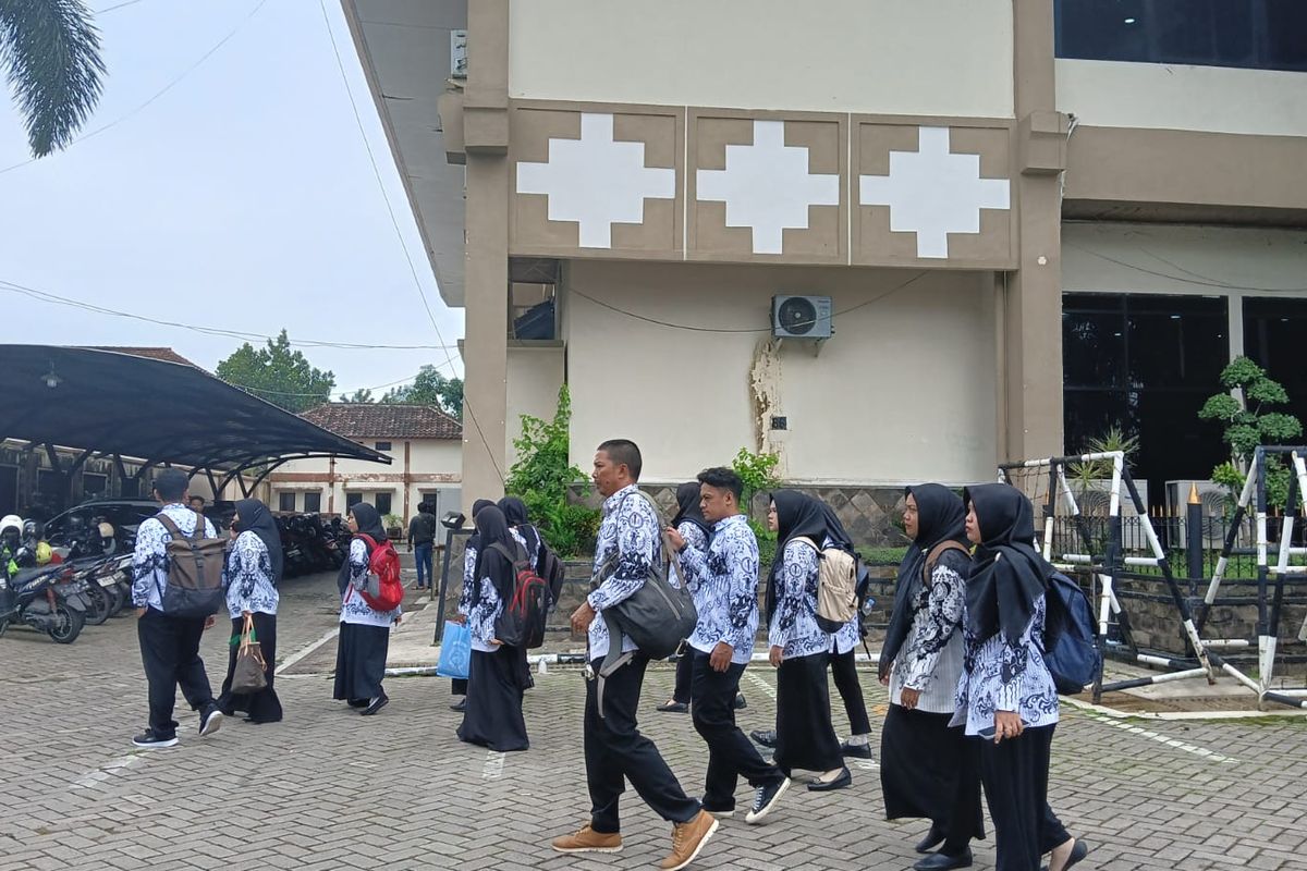 22 guru honorer yang lulus PPPK tapi dibatalkan saat mendatangi kantor DPRD Jember Rabu (22/1/2025).