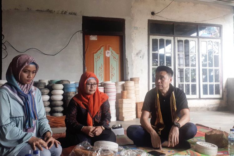 Corporate Communication Head BTPN syariah Ainul Yaqin (baju hitam) saat mendampingi awak media mengunjungi nasabah program pemberdayaan perempuan di Kabupaten Lombok Timur, Nusa Tenggara Barat, Selasa (18/12/2018).