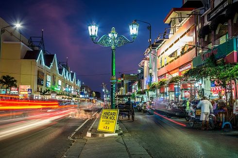 Kasus Covid-19 di Kota Yogyakarta Turun, Lampu Jalan Malioboro Kembali Dihidupkan