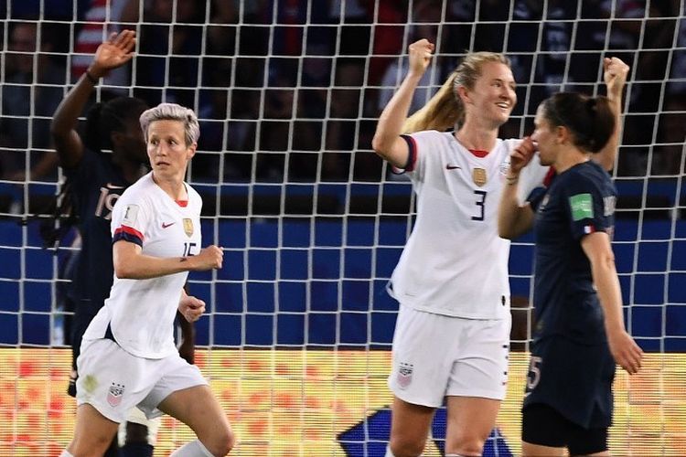 Pemain Timnas Putri Amerika Serikat, Megan Rapinoe, merayakan golnya pada pertandingan versus Perancis pada perempat final Piala Dunia Wanita 2019 di Stadion Parc des Princes, 28 Juni 2019. 