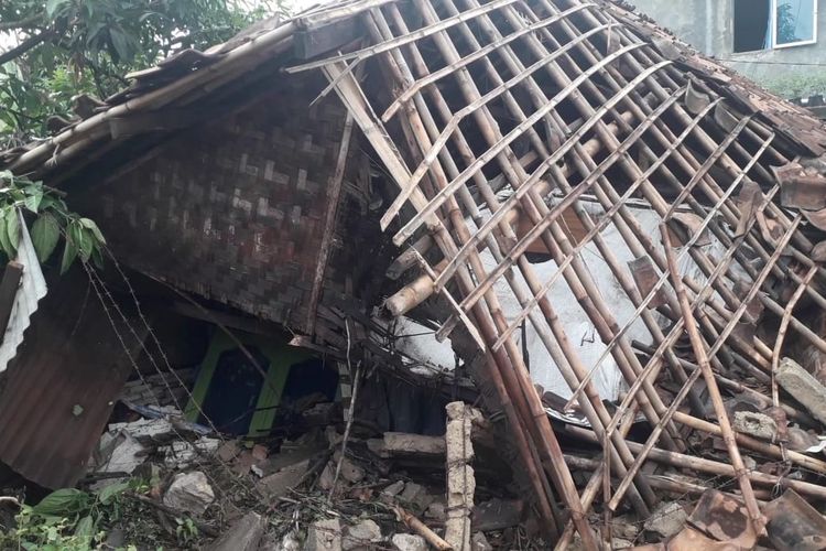 Rumah warga di Kecamatan Tanjung Karang Timur ambruk setelah diterjang longsor pada akhir Desember 2019 lalu. BPBD Kota Bandar Lampung memprediksi ada 45 titik rawan bencana selama musim penghujan tahun ini. Foto diambil pada 28 Desember 2018.