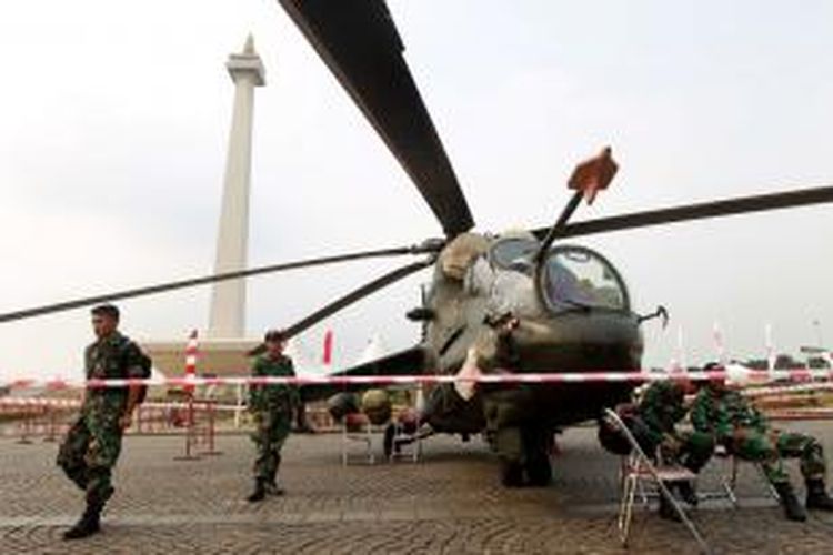 Helikopter milik TNI Angkatan Darat terlihat di Monumen Nasional, Jakarta, Rabu (2/10/2013). Persiapan pameran Alat Utama Sistem Persenjataan TNI (Alutsista) ini untuk menyambut Hari Ulang Tahun (HUT) Ke-68 TNI pada 3-7 Oktober 2013 mendatang.