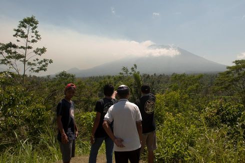 Aktivitas Gunung Agung Meningkat, Hutan di Lereng Terbakar
