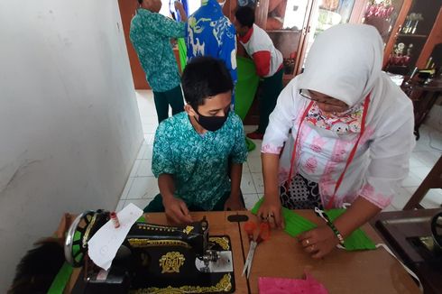 Siswa Berkebutuhan Khusus Jahit Masker untuk Dibagikan Gratis