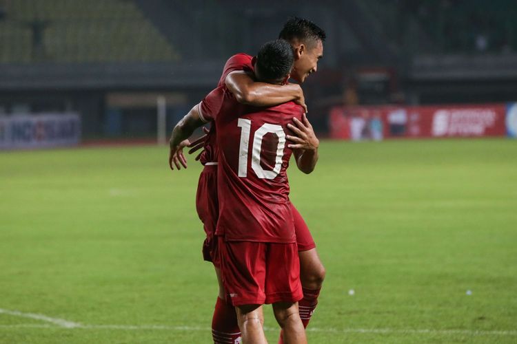 Pemain timnas Indonesia, Ridho Ramadhani dan Stefano Lilipaly melakukan selebrasi usai membobol gawang timnas Burundi pada pertandingan FIFA Matchday di Stadion Patriot Candrabhaga, Bekasi, Sabtu (25/3/2023). Indonesia menang 3-1 atas Burundi